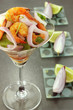 ensalada de camarones y cebolla roja
