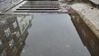 Regenwassser läuft in einen Gully