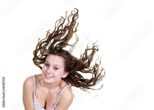 Foto: Hübsches Mädchen mit langen, fliegenden Haaren Hübsches Mädchen mit langen, fliegenden Haaren