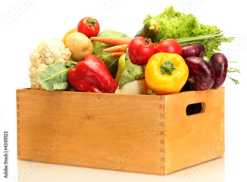 Foto: Fresh vegetables in wooden box isolated on white Fresh vegetables in wooden box isolated on white