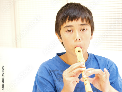 Photo: kind spielt flöte kind spielt flöte
