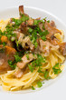 bandnudeln mit pfifferlingssahne closeup