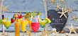 Strandbar: Schild, Cocktails, Seesterne und Muscheln