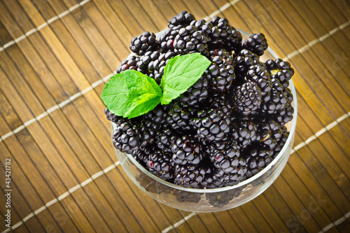 Foto: Sweet fresh fruits in glass goblet with mint leaf Sweet fresh fruits in glass goblet with mint leaf