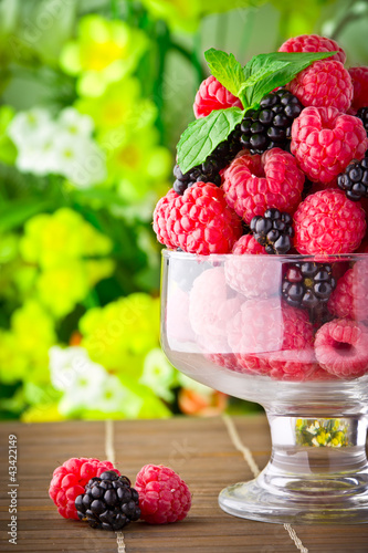 Foto: Sweet fresh fruits in glass goblet with mint leaf Sweet fresh fruits in glass goblet with mint leaf