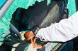 Ein Dieb entwendet eine Handtasche aus Auto
