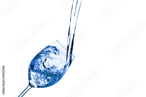 Foto: Wasser wird in ein Wasserglas eingefüllt Wasser wird in ein Wasserglas eingefüllt