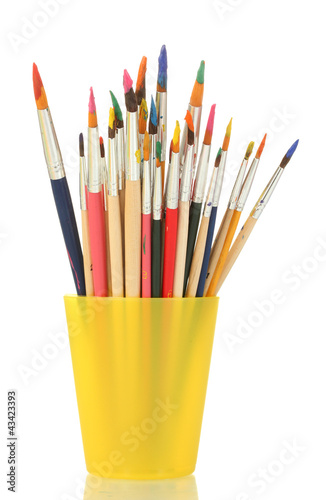 Foto: Paint brushes with gouache in cup isolated on white Paint brushes with gouache in cup isolated on white