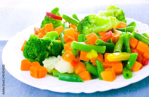 Foto: Mixed vegetables on a plate Mixed vegetables on a plate