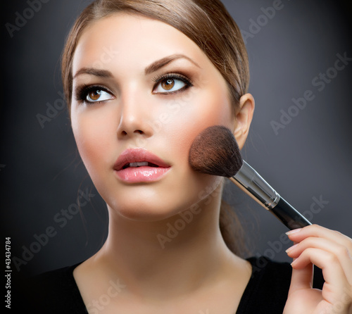 Foto: Makeup. Applying Make-up Cosmetics Brush. Perfect Make-up Makeup. Applying Make-up Cosmetics Brush. Perfect Make-up