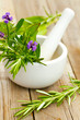 Lavendel und Rosmarin mit Mörser