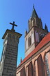 Kirche mit Gedenksäule