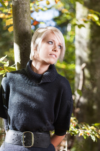 Foto: Schöne Frau genießt Herbstfarben Schöne Frau genießt Herbstfarben