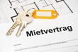 Mietvertrag mit Schlüssel und orangem Anhänger