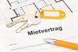 Mietvertrag mit Schlüsselbund und Kugelschreiber