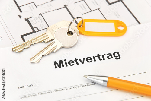 Photo: Mietvertrag mit Schlüsselbund und Kugelschreiber Mietvertrag mit Schlüsselbund und Kugelschreiber
