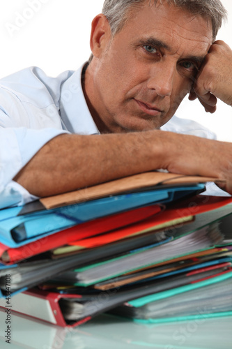 Foto: Man with pile of paperwork Man with pile of paperwork