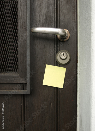 Photo: Door handle and post-it Door handle and post-it
