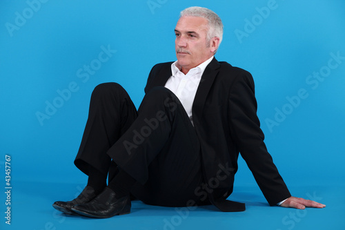 Foto: Businessman sitting on the floor Businessman sitting on the floor