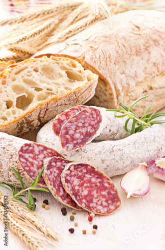 Foto: Salami mit Brot Salami mit Brot