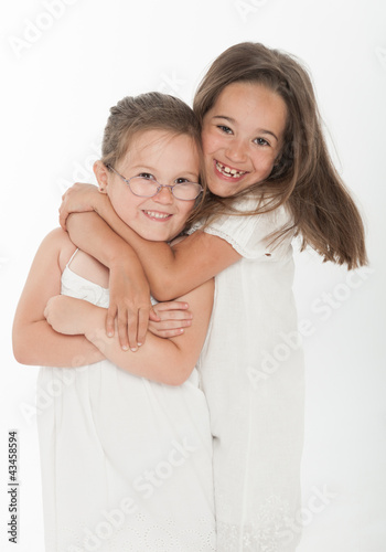 Foto: Sisters hug Sisters hug