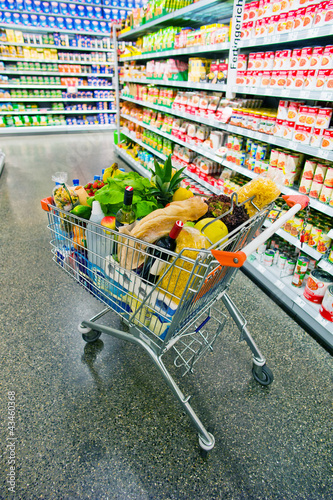 Foto: Einkaufswagen in einem Supermarkt Einkaufswagen in einem Supermarkt