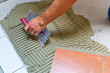 Fliesenleger bei der Arbeit