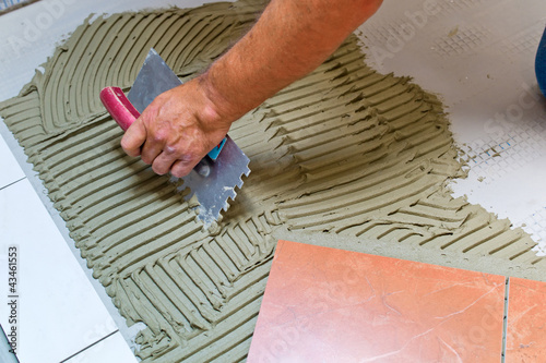 Photo: Fliesenleger bei der Arbeit Fliesenleger bei der Arbeit