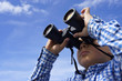 Ein Junge schau durch ein Fernglas