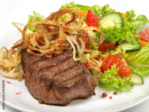 Foto: Steak mit Salat und Röstzwiebeln Steak mit Salat und Röstzwiebeln