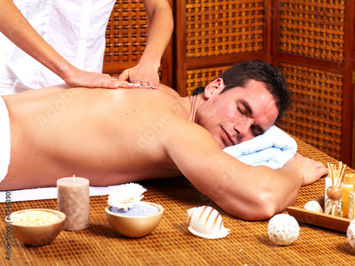 Foto: Young man in Spa massage salon. Young man in Spa massage salon.
