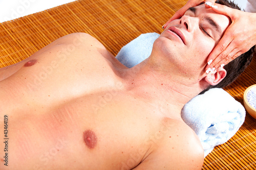 Foto: Young man in Spa massage salon. Young man in Spa massage salon.