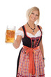 Hübsche Frau im Dirndl prostet mit Maßkrug