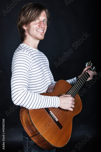 Photo: Musiker spielt Gitarre Musiker spielt Gitarre
