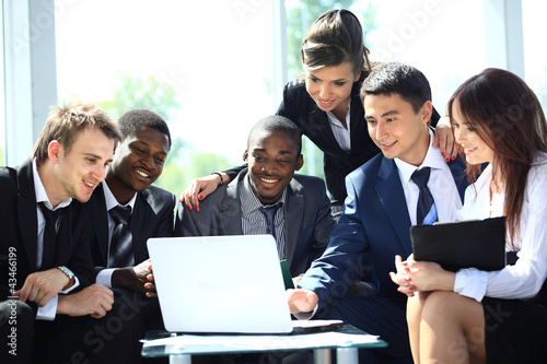 Foto: Happy working business team in modern office Happy working business team in modern office