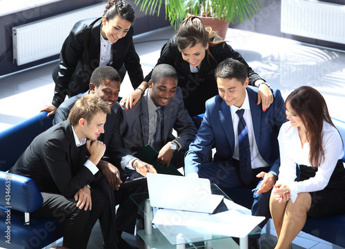 Foto: Happy working business team in modern office Happy working business team in modern office