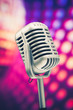 Foto: retro microphone on purple disco background retro microphone on purple disco background