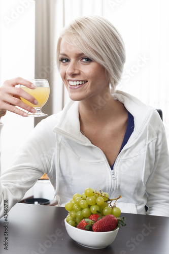 Photo: Hübsche Frau frühstückt Hübsche Frau frühstückt