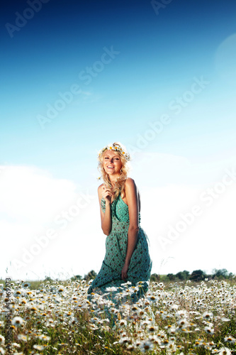 Foto: girl in dress on the daisy flowers field girl in dress on the daisy flowers field