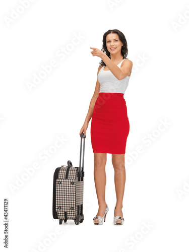 Foto: woman with suitcase pointing her finger woman with suitcase pointing her finger