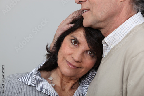 Foto: Mature couple hugging Mature couple hugging
