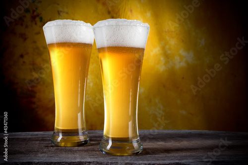 Foto: Beer in a glasses with gold background Beer in a glasses with gold background