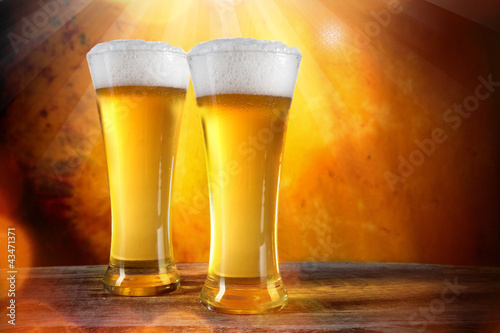 Foto: Beer in a glasses with gold background Beer in a glasses with gold background