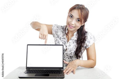 Photo: Woman presenting copy space Woman presenting copy space