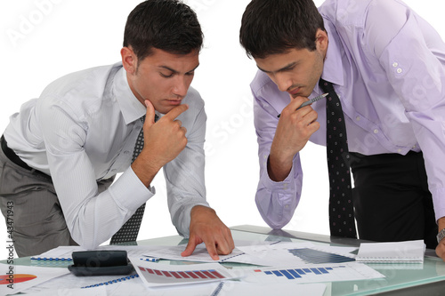 Foto: Two financial experts analyzing data Two financial experts analyzing data