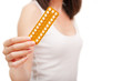 Foto: woman holding birth control pills woman holding birth control pills