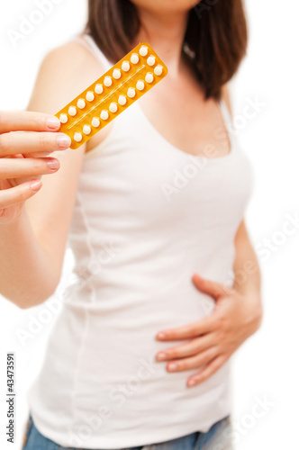 Foto: woman holding birth control pills woman holding birth control pills