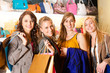 Vier Freundinnen beim Shoppen im Kaufhaus