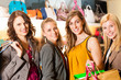 Vier Freundinnen beim Shoppen im Kaufhaus