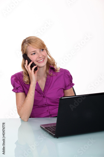 Foto: Smiling employee on the phone Smiling employee on the phone